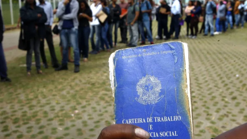 Desemprego cai 0,3% no trimestre e fica em 11,8%, diz IBGE