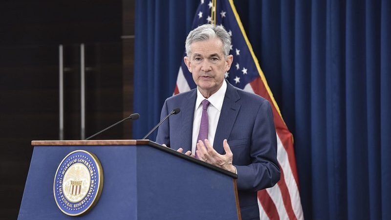 Powell afirma que economia dos EUA está favorável e Trump critica Fed