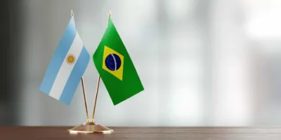 Dólar atinge R$ 4,00 e B3 cai 2% após eleições primárias na Argentina