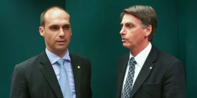 Indicação de Eduardo à embaixada está mantida, diz Bolsonaro