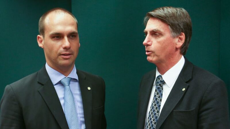 Indicação de Eduardo à embaixada está mantida, diz Bolsonaro