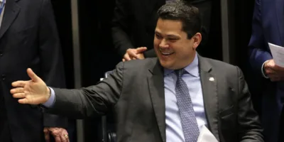 Relatório da reforma da Previdência é entregue a Alcolumbre com alterações