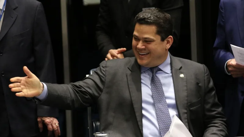 Relatório da reforma da Previdência é entregue a Alcolumbre com alterações
