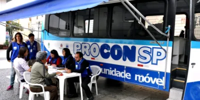 Procon multa Google e Apple por aplicativo que envelhece rostos