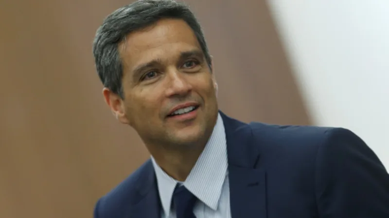 Banco Central oferta dólares à vista para tentar segurar o preço da moeda