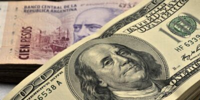 Dólar abre em queda atento aos casos de reinfecção de covid-19 no mundo