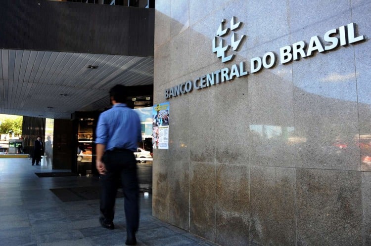 Banco Central opta por leilão de linha para conter alta do dólar