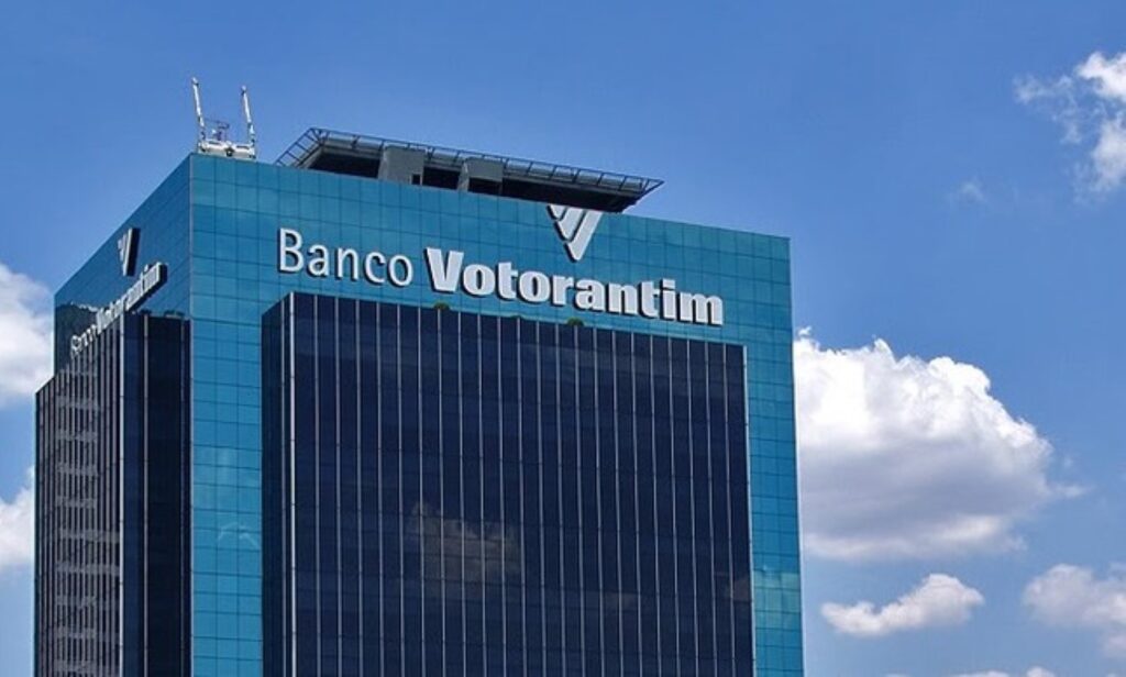 O Banco Votorantim não quebrou em 2009, mas parte de seu capital foi adquirida pelo Banco do Brasil. Clique aqui e entenda o caso.