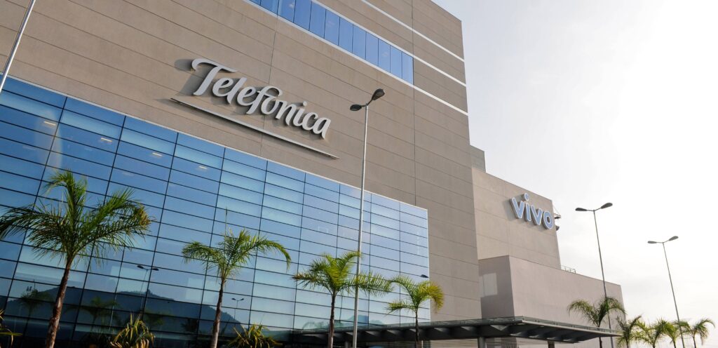 Telefônica (VIVT3) tem lucro 7,3% maior, a R$ 896 milhões