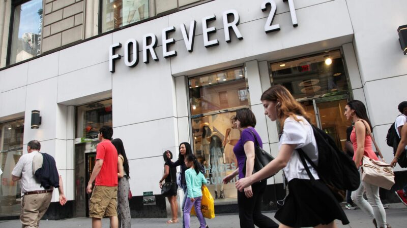 Forever 21 faz liquidação de 50% e fechará todas as lojas até domingo
