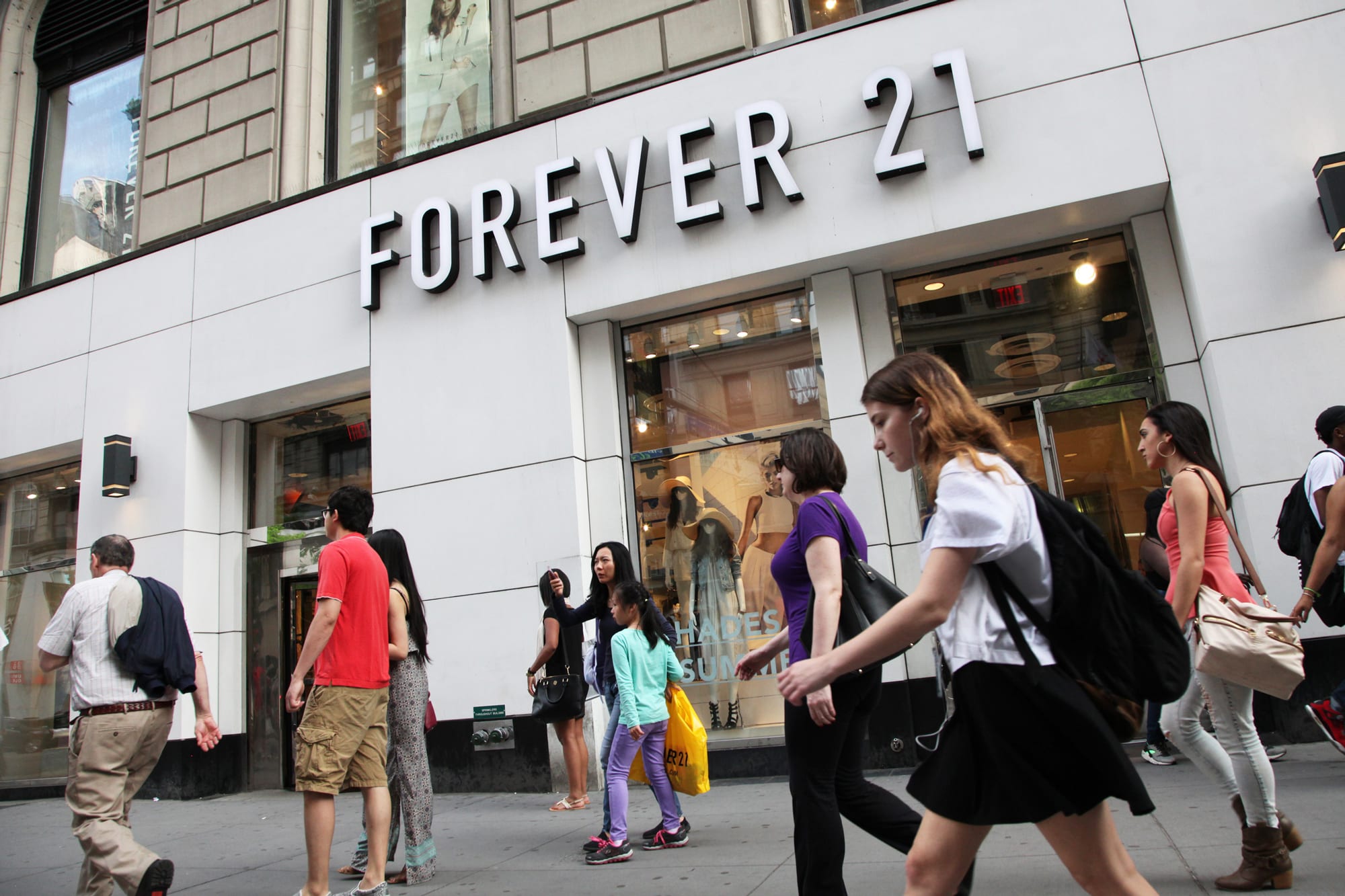 Forever 21 faz liquidação de 50% e fechará todas as lojas até domingo