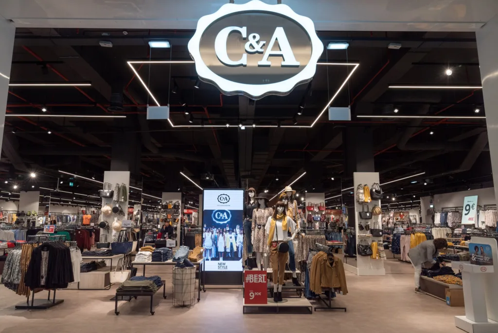 Fora do Ibovespa, C&A (CEAB3) e Tenda (TEND3) surpreenderam com maiores altas da Bolsa em 2023