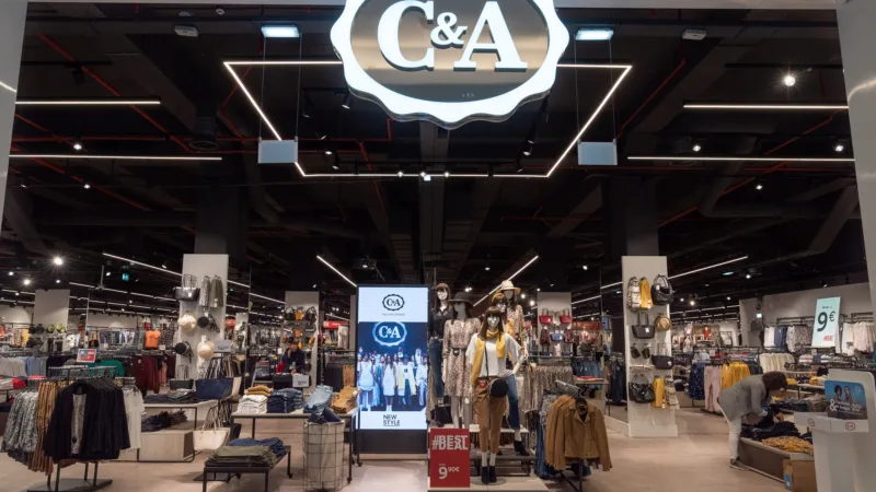 C&A (CEAB3) dobra lucro e aumenta vendas em 1,7%, com redução na dívida