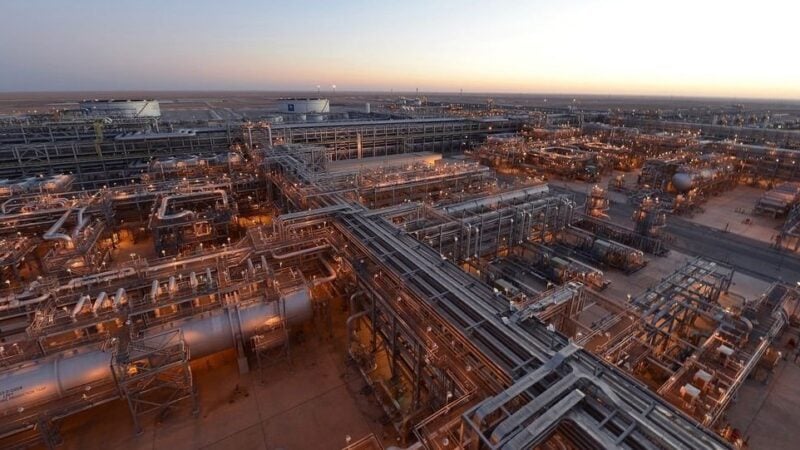 Bases de petróleo na Arábia Saudita sofrem incêndio