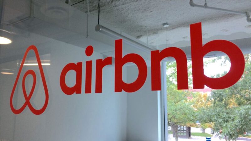 Airbnb pensa em não realizar um IPO tradicional, diz agência