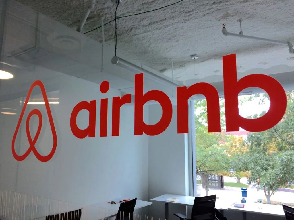 A plataforma de compartilhamento de imóveis Airbnb informou nesta terça-feira (5) que cortará 25% de sua força de trabalho por causa dos efeitos econômicos da pandemia de coronavírus (covid-19).