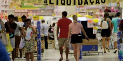 Confiança do consumidor cai em outubro após duas altas seguidas, diz FGV