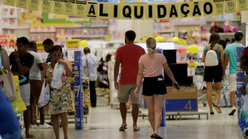 Confiança do consumidor sobe 7,7 pontos em julho, aponta FGV