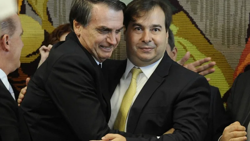Maia e Bolsonaro debatem divisão de recurso do leilão do pré-sal