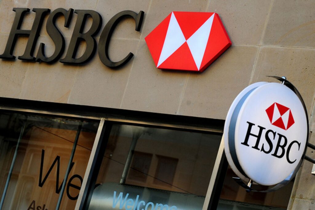 a Bolsa de Londres, às 10h15 (horário de Brasília) a ação do HSBC caía 4,83% e a do Standard Chartered recuava 5,01%