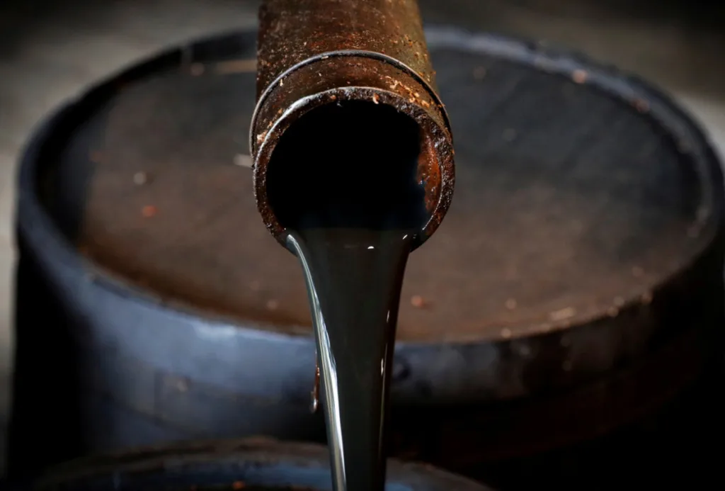 Os contratos futuros do petróleo operam em forte queda nesta quarta, pressionados pelo aumento da oferta pelo avanço da pandemia.