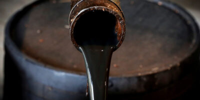 Petróleo cai 4% com aumento de oferta e bloqueios pelo coronavírus