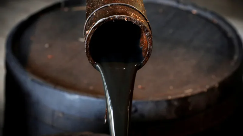 Preço do petróleo sobe 4,4% depois de ataque do Irã