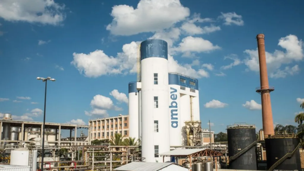 A Ambev (ABEV3) abriu a semana em forte alta. Por volta das 10h55 desta segunda-feira, os papéis da companhia avançavam 2,56%.