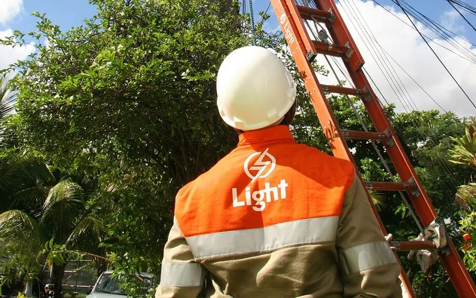 Destaques de empresas: Petrobras; Light; Arezzo; Boa Safra; Bemobi