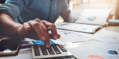 Brasileiros poupam menos e pagam mais impostos, diz IBGE