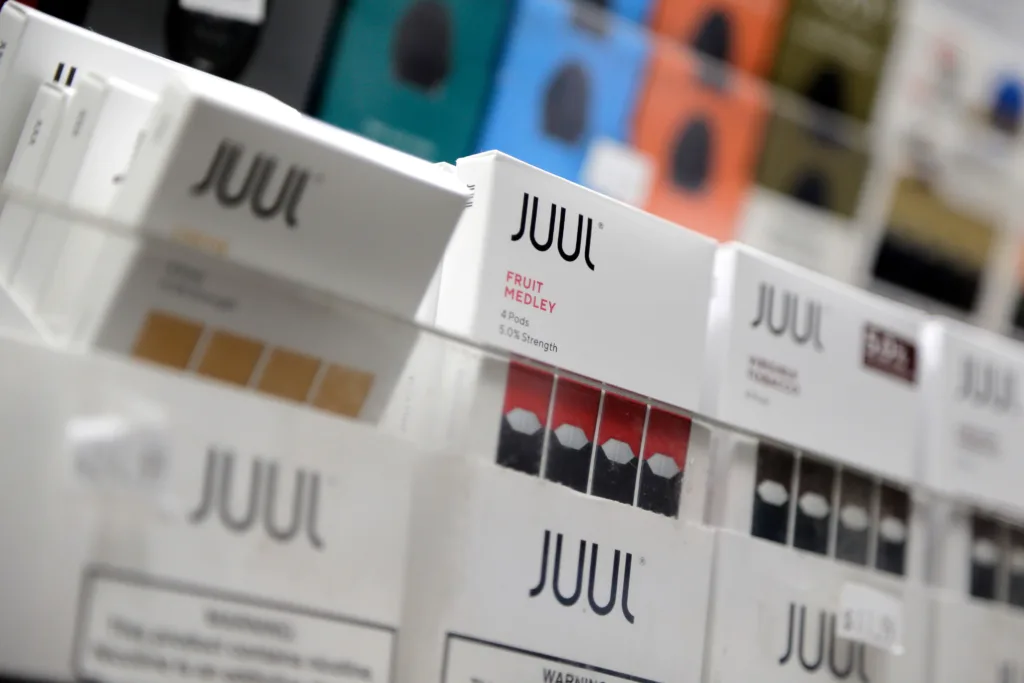 Altria diminui a participação na Juul em US$ 4,5 bilhões