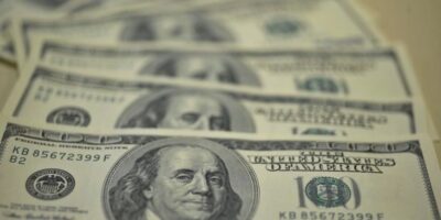 Dólar mantém ritmo de queda e fecha em R$4,855