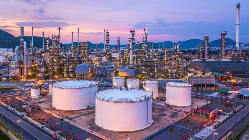 Petróleo: Saudi Aramco fecha centenas de vagas, segundo fontes