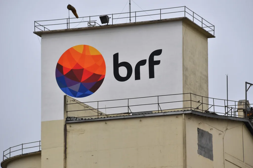 BRF (BRFS3) dispara quase 11% e Marfrig (MRFG3) avança 6%; Entenda o que aconteceu