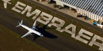 Fitch rebaixa rating da Embraer (EMBR3) para BB+