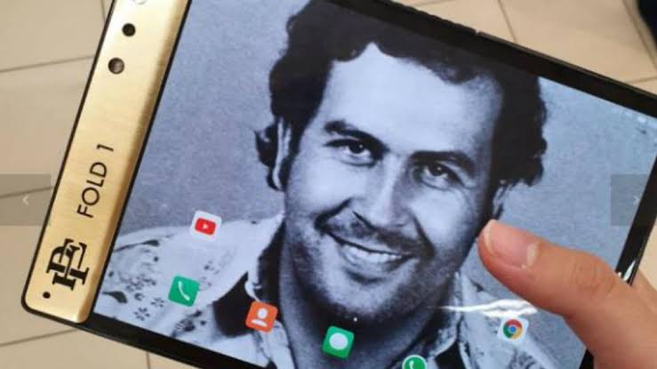 Irmão de Pablo Escobar lança smartphone dobrável e provoca Apple