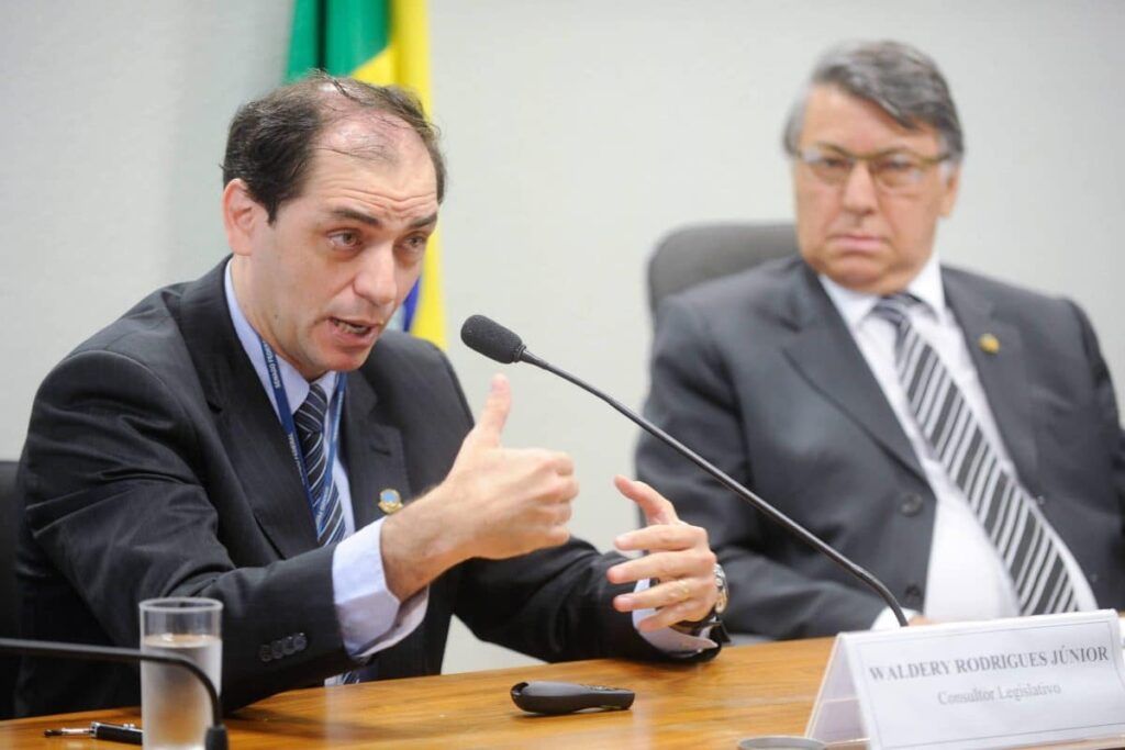Waldery Rodrigues apontou que a venda de reservas internacionais é uma opção para reduzir endividamento.