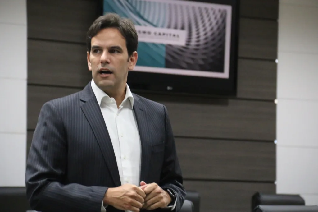 Investidor deve olhar ativos que não dependam só do Brasil, diz Sagmo