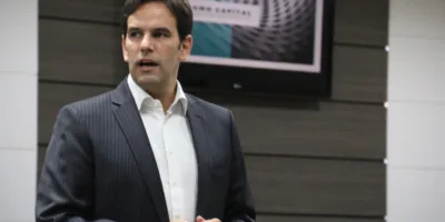 Investidor deve olhar ativos que não dependam só do Brasil, diz Sagmo