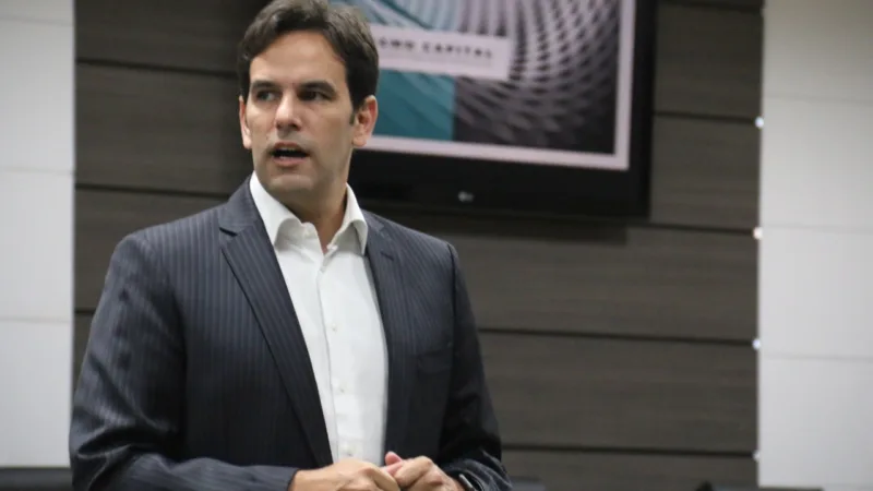 Investidor deve olhar ativos que não dependam só do Brasil, diz Sagmo
