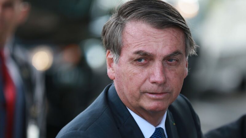 Bolsonaro revoga trecho da MP que suspendia contratos por 4 meses