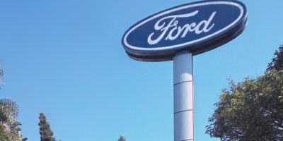 Ford paralisa produção na Europa em razão da pandemia de coronavírus