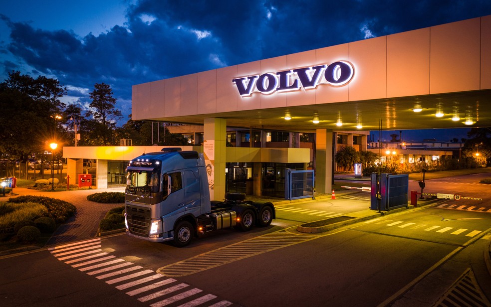 A Volvo vai paralisar grande parte produção de caminhões na na fábrica de Curitiba (PR)  a partir de amanhã (23).