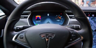 Tesla está “muito perto” de desenvolver veículos autônomos, diz Musk