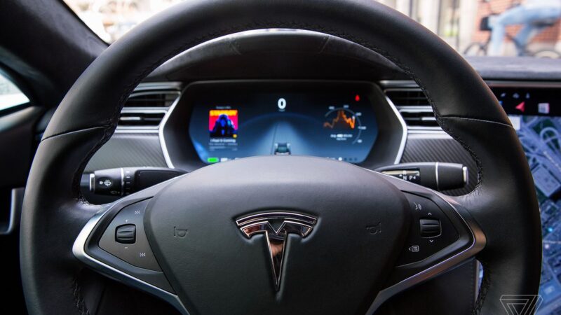 Tesla está “muito perto” de desenvolver veículos autônomos, diz Musk