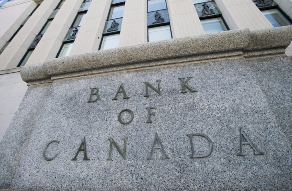O Banco Central do Canadá cortou nessa sexta-feira (13) sua taxa de juros overnight em 50 pontos-base, para 0,75%.