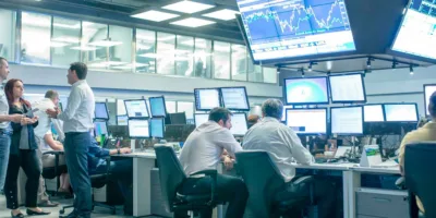 Ibovespa abre em leve alta, atento ao contexto externo e situação fiscal