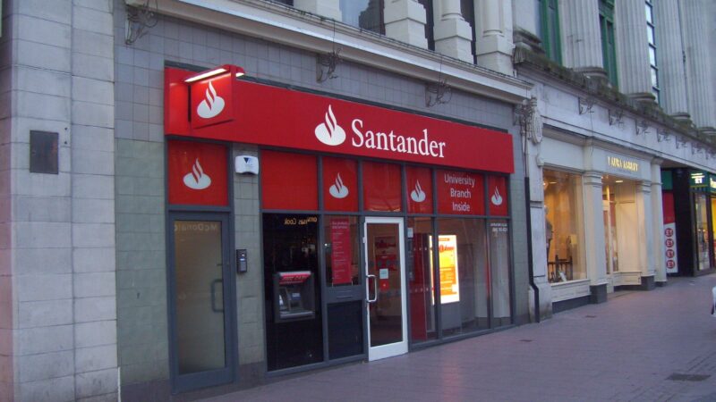 Santander (SANB11) realiza 5% após balanço com provisão e spread menores