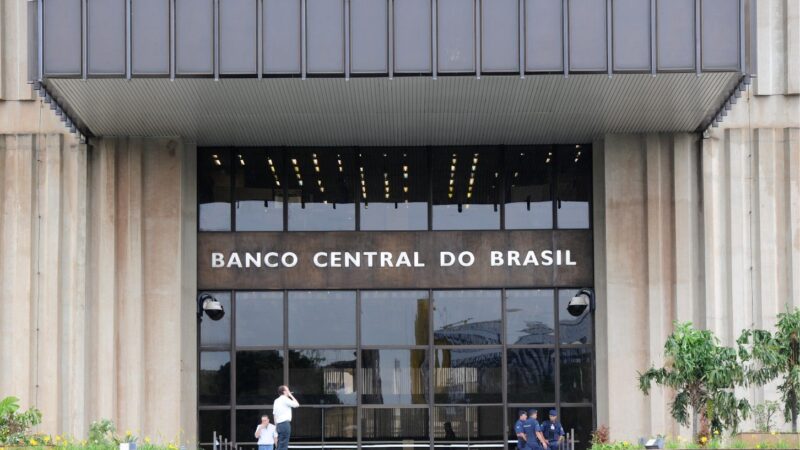 Banco Central descarta ‘quantitative easing’ e pode intervir no dólar