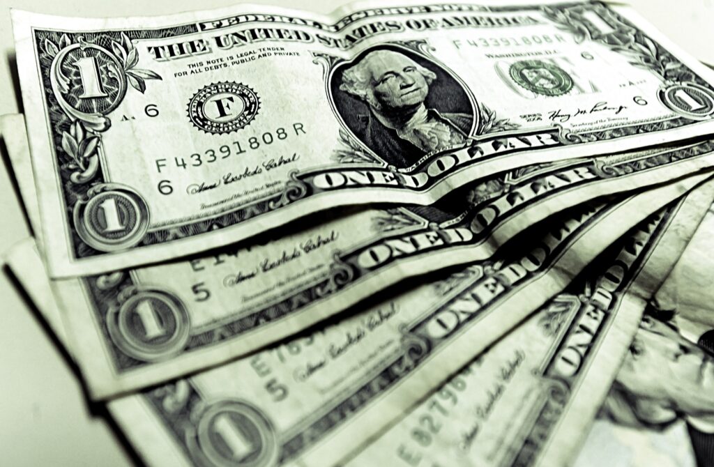 Na última sessão, sexta-feira (16), o dólar encerrou em alta de 0,32%, a R$ 5,643.